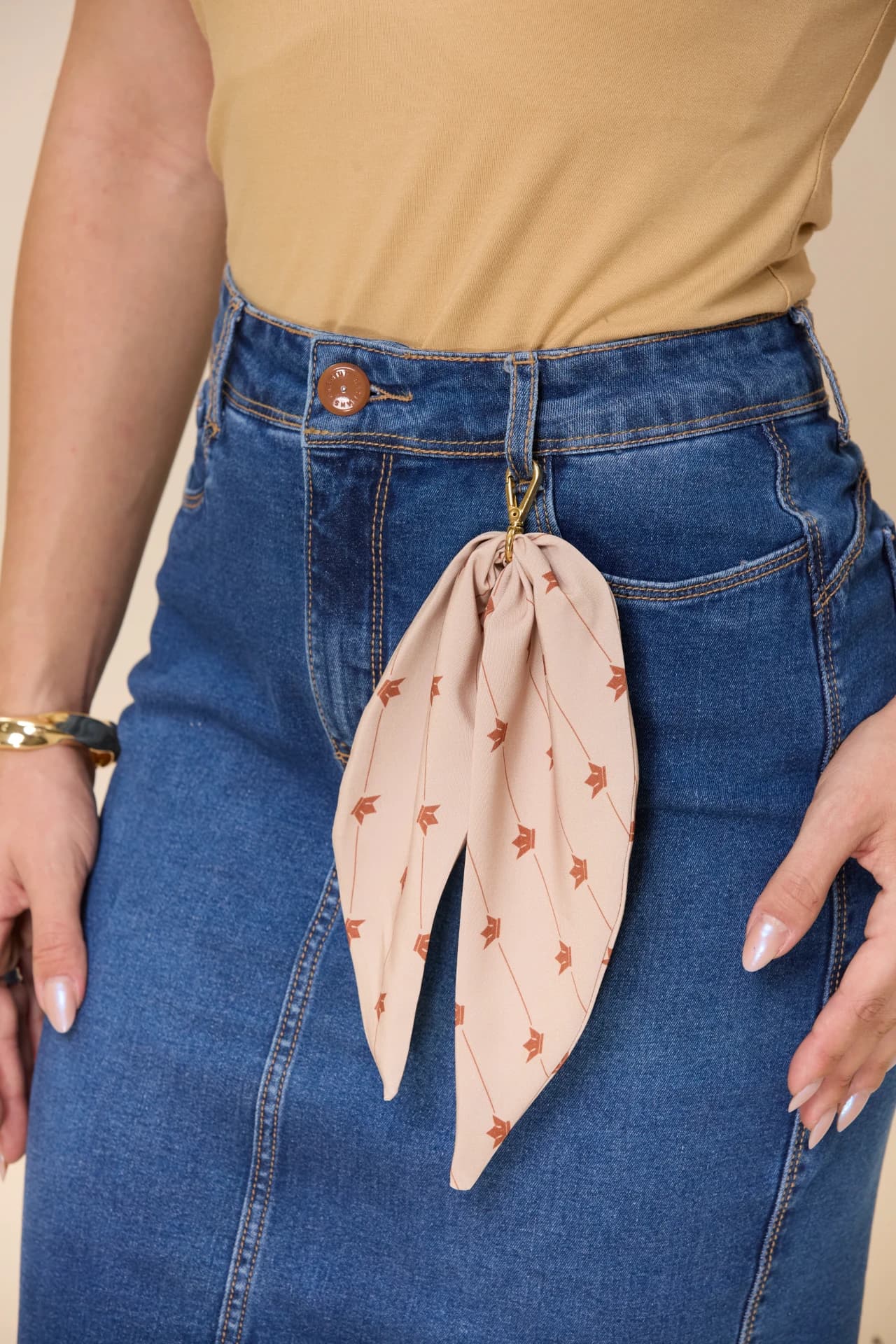 SAIA SECRETARIA COM LENÇO 2