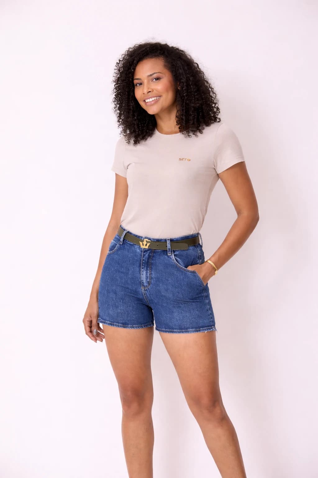 SHORT CURTO C/ CINTO E RECORTE