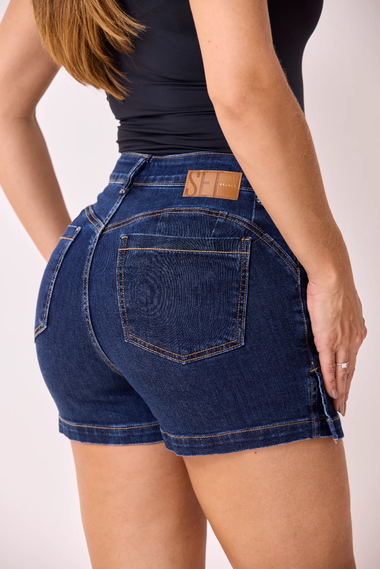 SHORT SAIA CURTO COM FENDA 2