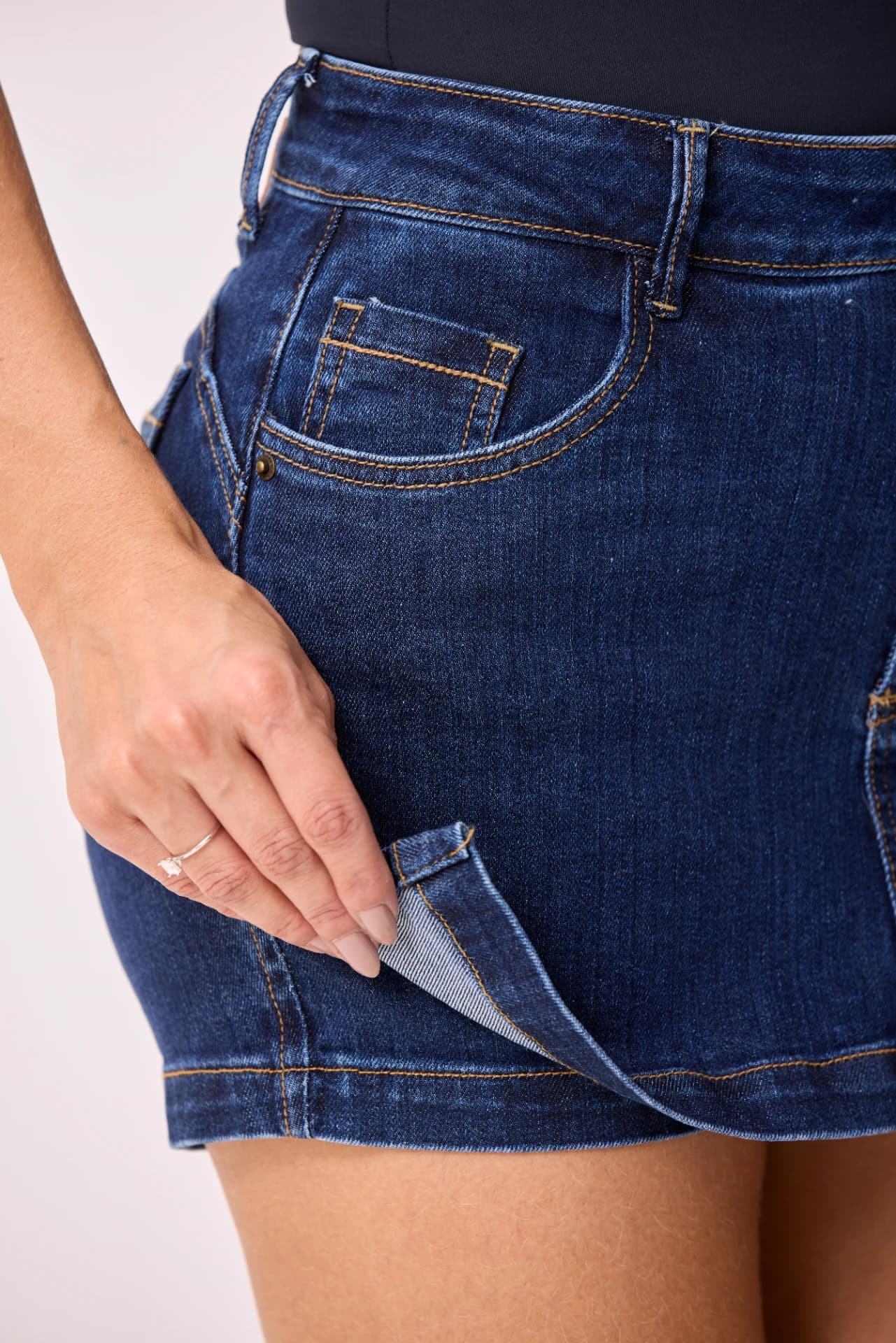 SHORT SAIA CURTO COM FENDA 3