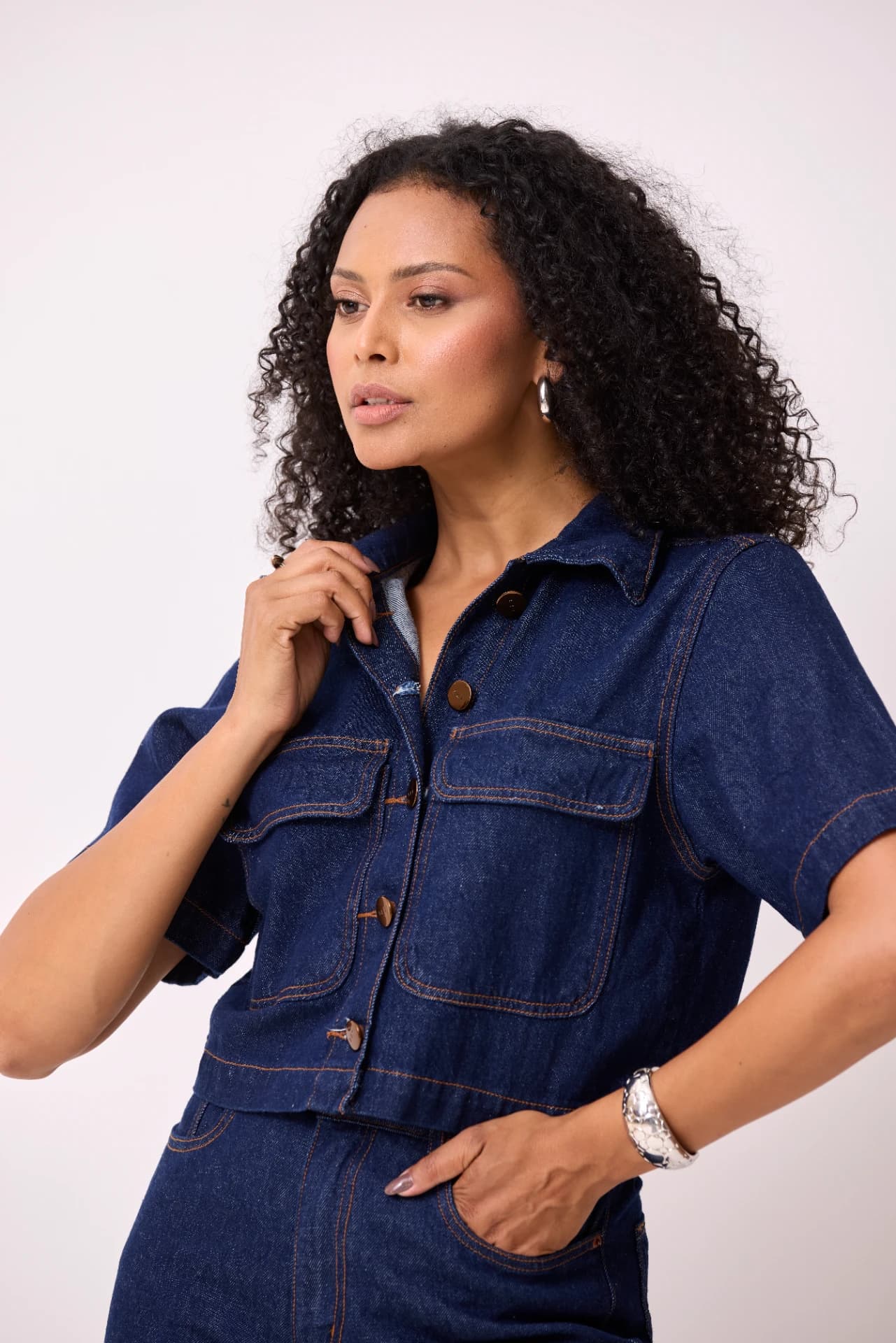 CAMISA RETA COM BARRA LARGA